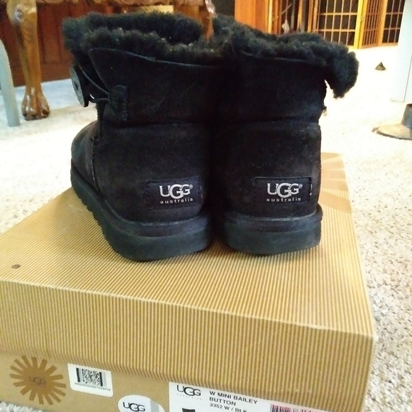 UGG Boots size 5 - Picture 3 of 7